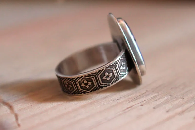 Un monde en équilibre, bague volcan en argent et opale boulder
