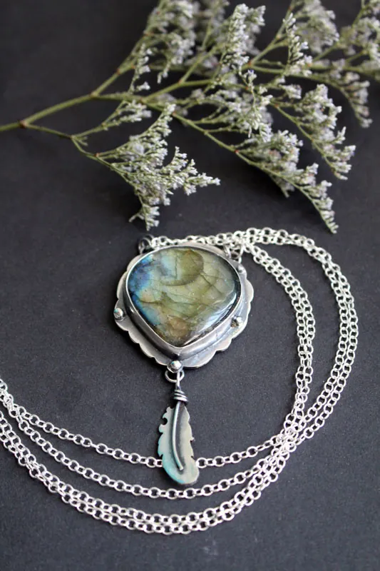 Un oiseau a laissé une plume à ma fenêtre, collier elfique en argent et labradorite