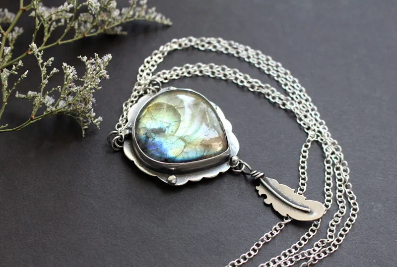 Un oiseau a laissé une plume à ma fenêtre, collier elfique en argent et labradorite