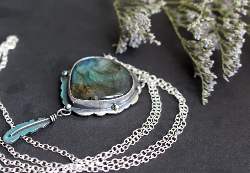 Un oiseau a laissé une plume à ma fenêtre, collier elfique en argent et labradorite