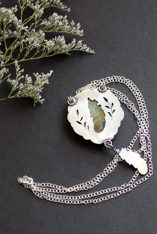 Un oiseau a laissé une plume à ma fenêtre, collier elfique en argent et labradorite