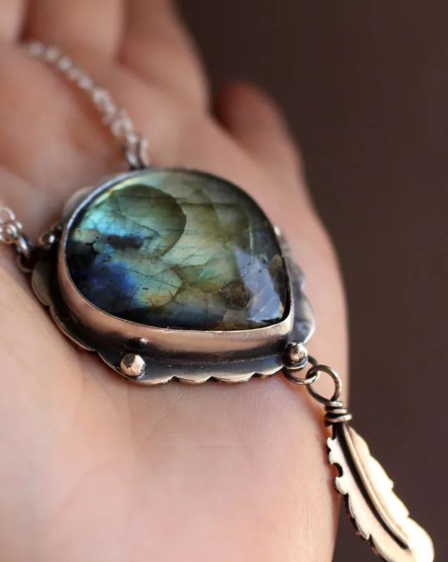 Un oiseau a laissé une plume à ma fenêtre, collier elfique en argent et labradorite