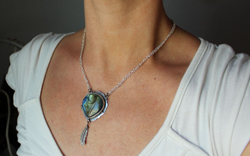 Un oiseau a laissé une plume à ma fenêtre, collier elfique en argent et labradorite