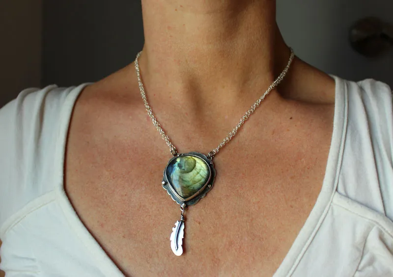 Un oiseau a laissé une plume à ma fenêtre, collier elfique en argent et labradorite
