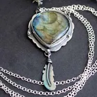Un oiseau a laissé une plume à ma fenêtre, collier elfique en argent et labradorite