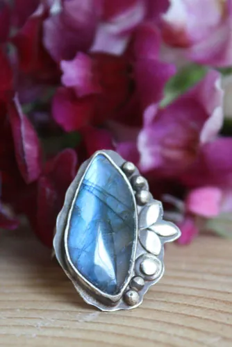 Une autre sérénade au clair de lune, bague musique nocturne en argent et labradorite
