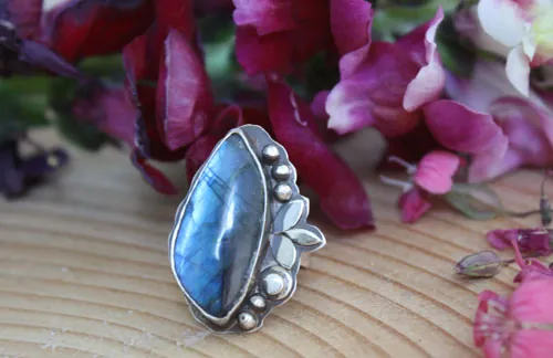 Une autre sérénade au clair de lune, bague musique nocturne en argent et labradorite