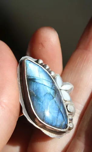 Une autre sérénade au clair de lune, bague musique nocturne en argent et labradorite