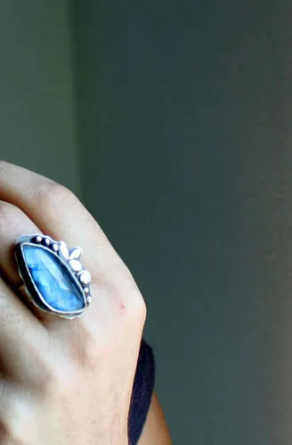 Une autre sérénade au clair de lune, bague musique nocturne en argent et labradorite