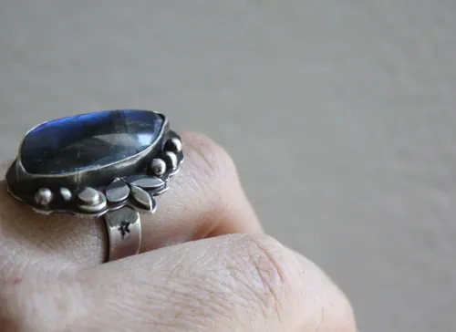 Une autre sérénade au clair de lune, bague musique nocturne en argent et labradorite
