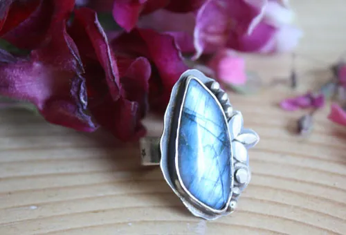 Une autre sérénade au clair de lune, bague musique nocturne en argent et labradorite