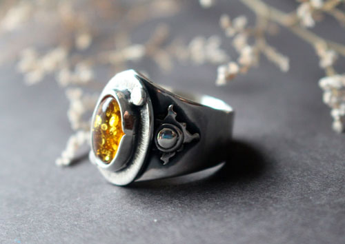 Un halo dans l’obscurité, bague soleil en argent et ambre