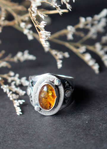 Un halo dans l’obscurité, bague soleil en argent et ambre