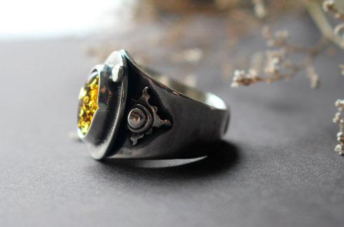 Un halo dans l’obscurité, bague soleil en argent et ambre
