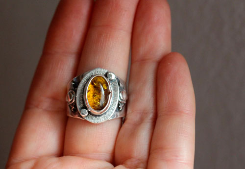 Un halo dans l’obscurité, bague soleil en argent et ambre