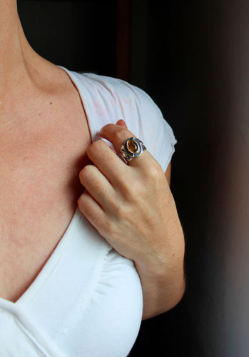 Un halo dans l’obscurité, bague soleil en argent et ambre