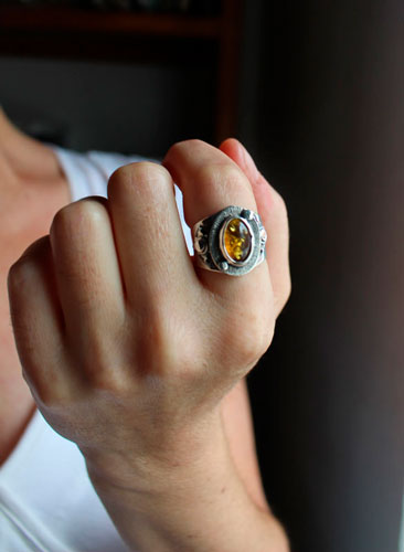 Un halo dans l’obscurité, bague soleil en argent et ambre