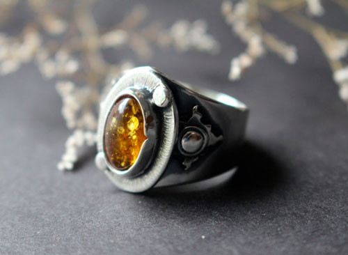 Un halo dans l’obscurité, bague soleil en argent et ambre