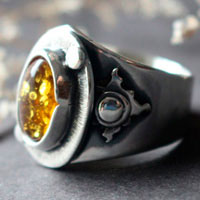 Un halo dans l’obscurité, bague soleil en argent et ambre