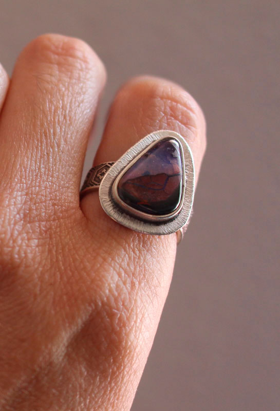 Un monde en équilibre, bague volcan en argent et opale boulder