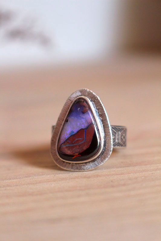 Un monde en équilibre, bague volcan en argent et opale boulder