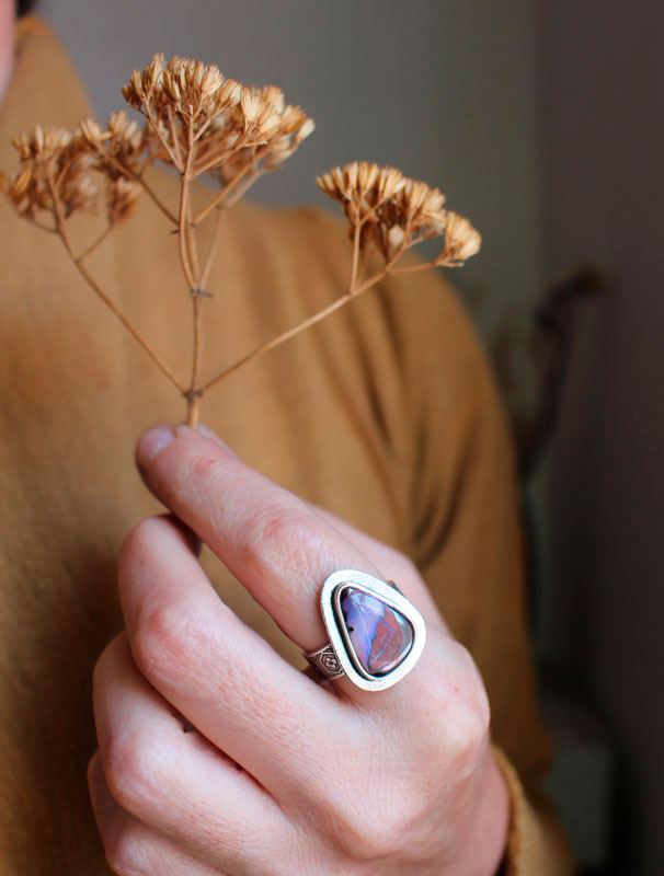 Un monde en équilibre, bague volcan en argent et opale boulder