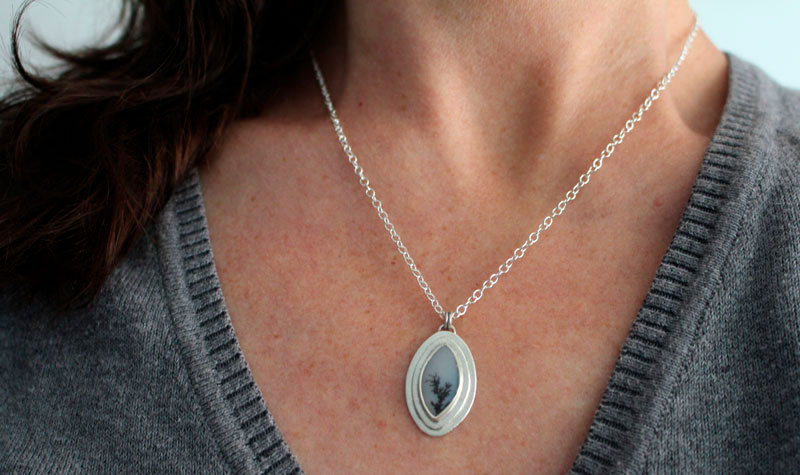 Une fleur dans le désert, collier croissance en argent et agate dendritique