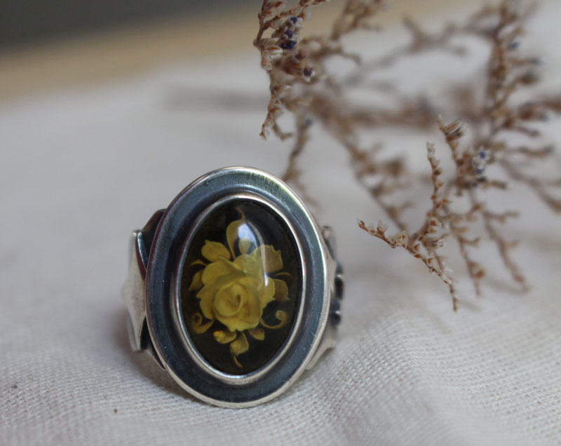 Une rose sous les étoiles, bague fleur intaglio en argent et ambre