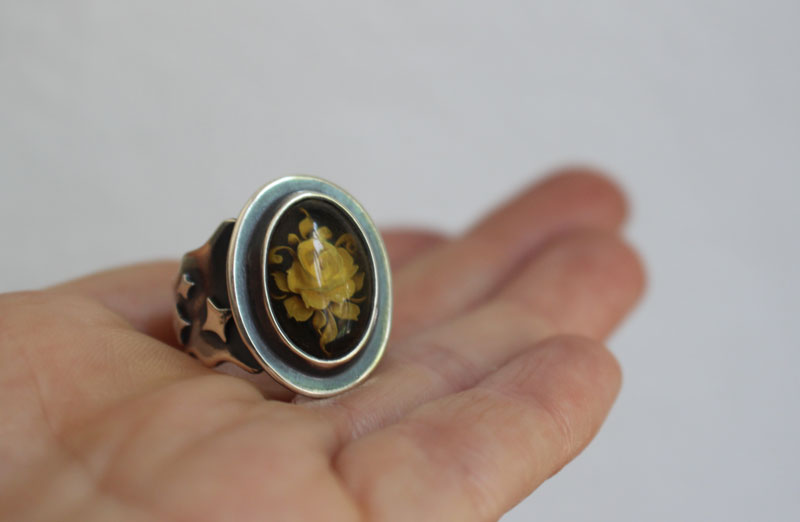 Une rose sous les étoiles, bague fleur intaglio en argent et ambre