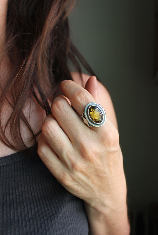 Une rose sous les étoiles, bague fleur intaglio en argent et ambre