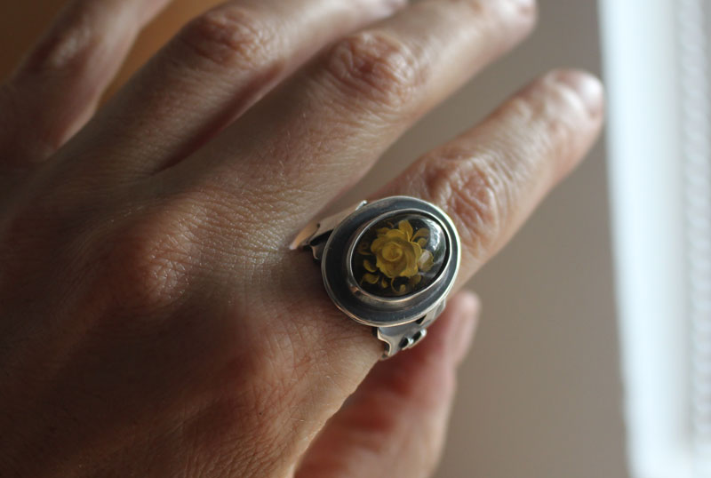 Une rose sous les étoiles, bague fleur intaglio en argent et ambre