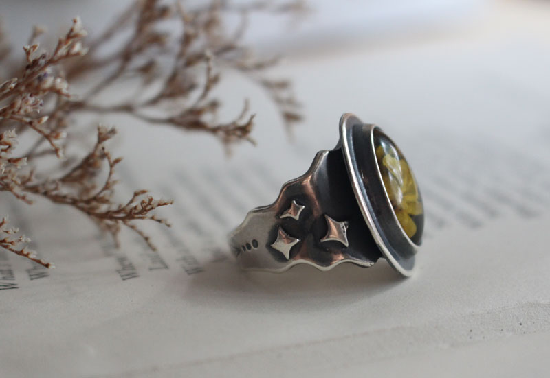 Une rose sous les étoiles, bague fleur intaglio en argent et ambre