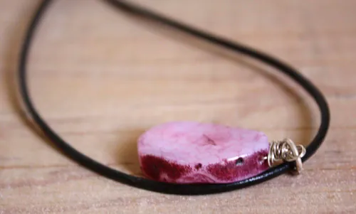 Veine de dragon, collier écailles en argent, agate veine de dragon et cordon cuir
