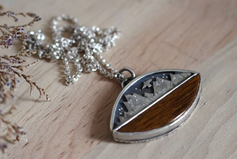 Vers les cieux, collier aigle de la montagne en argent et bois fossilisé