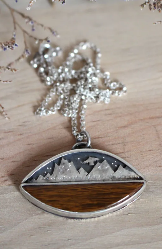 Vers les cieux, collier aigle de la montagne en argent et bois fossilisé