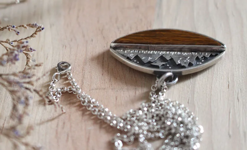 Vers les cieux, collier aigle de la montagne en argent et bois fossilisé