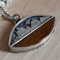 Vers les cieux, collier aigle de la montagne en argent et bois fossilisé