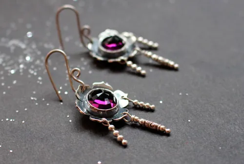 Violette, boucles d’oreilles fleur en argent et cabochon de verre couleur violet