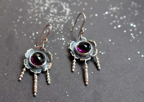 Violette, boucles d’oreilles fleur en argent et cabochon de verre couleur violet
