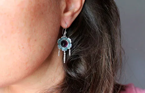 Violette, boucles d’oreilles fleur en argent et cabochon de verre couleur violet