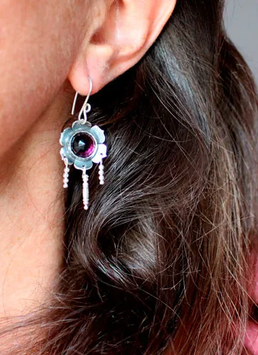 Violette, boucles d’oreilles fleur en argent et cabochon de verre couleur violet