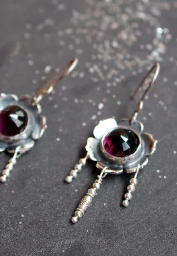 Violette, boucles d’oreilles fleur en argent et cabochon de verre couleur violet