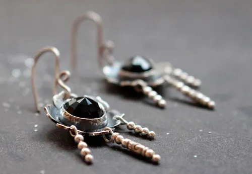 Violette, boucles d’oreilles fleur en argent et cabochon de verre couleur violet