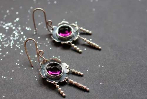 Violette, boucles d’oreilles fleur en argent et cabochon de verre couleur violet