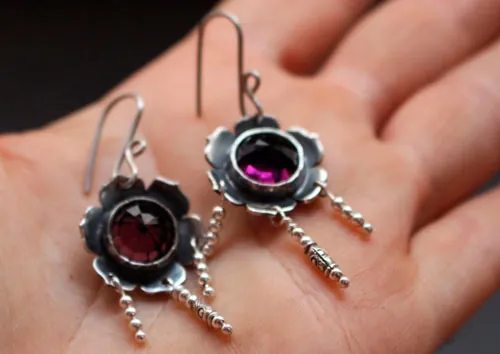Violette, boucles d’oreilles fleur en argent et cabochon de verre couleur violet