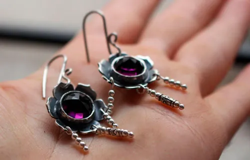 Violette, boucles d’oreilles fleur en argent et cabochon de verre couleur violet