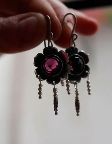 Violette, boucles d’oreilles fleur en argent et cabochon de verre couleur violet