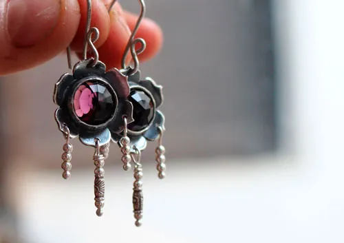 Violette, boucles d’oreilles fleur en argent et cabochon de verre couleur violet