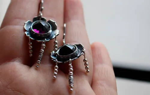 Violette, boucles d’oreilles fleur en argent et cabochon de verre couleur violet