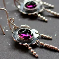 Violette, boucles d’oreilles fleur en argent et cabochon de verre couleur violet